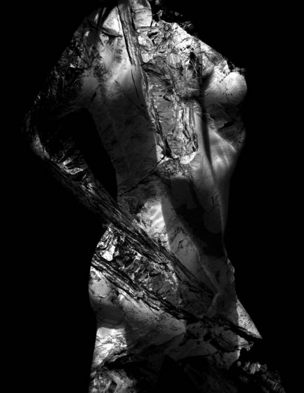 Under_water_nude_and_stone