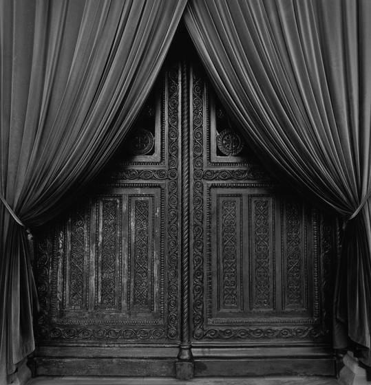 Center_of_three_doorways_to_the_cathedral