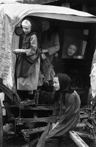 Mennonite_girls_playing