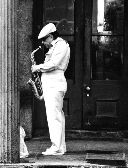 Street_sax_player