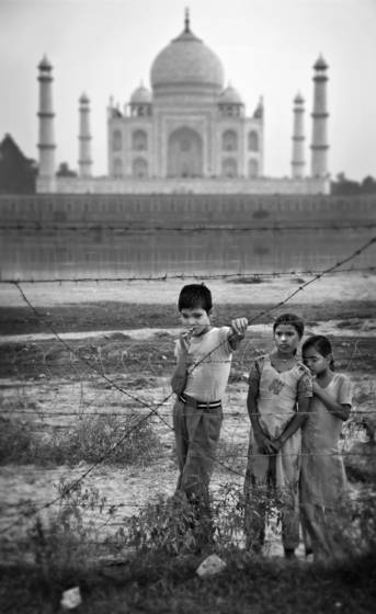 Slumdogs_at_the_taj_maha