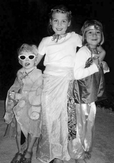 Girls_in_dress_ups