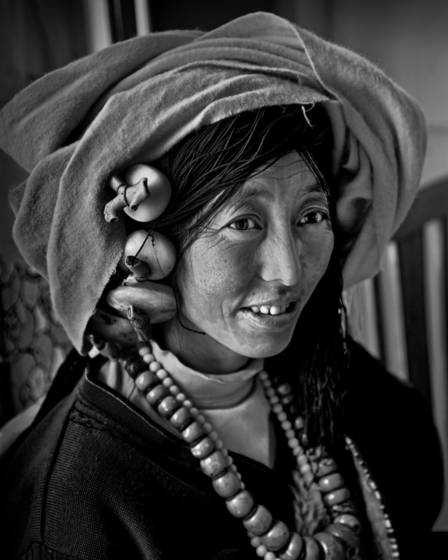 Tibetan_woman_in_a_tea_house