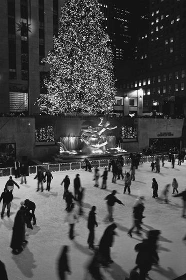 Holiday_skaters