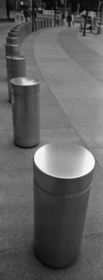 Bollards_at_columbus_circle