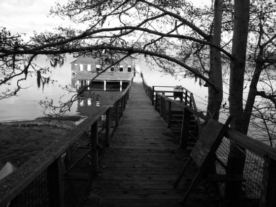 Black_and_white_pier
