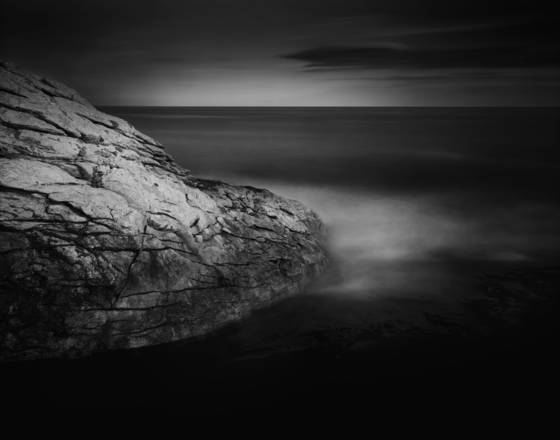 Dark_ocean_and_boulder