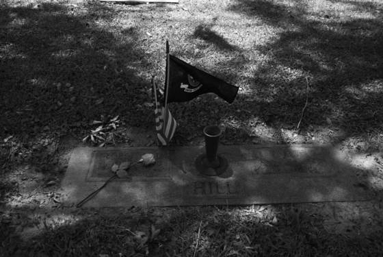 Grave_with_flags_and_rose