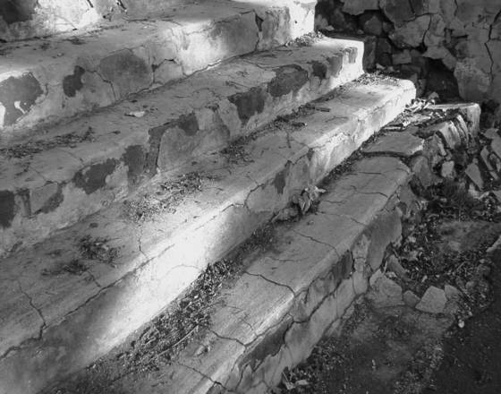 Crumbling_stairs