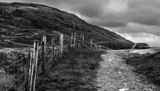 Road_by_the_mountain