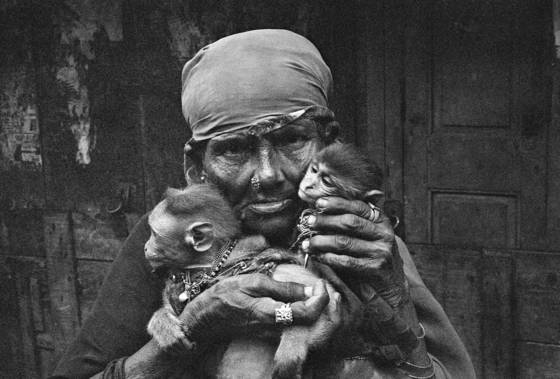 Old_woman_and_her_trained_monkeys