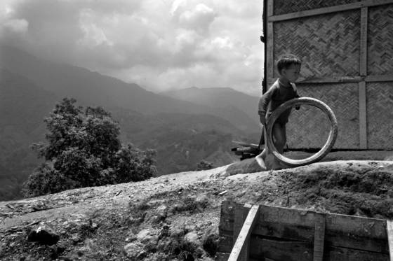 Boy_with_tire