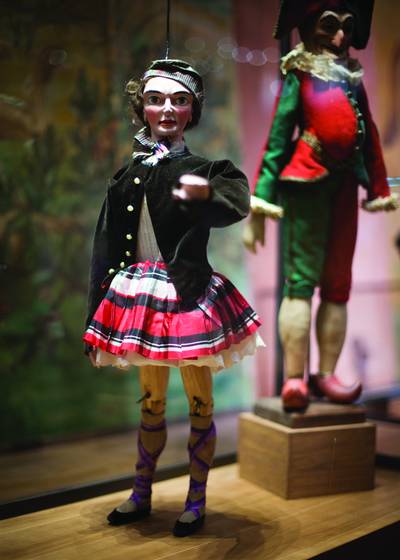 Marionette_hand_raised
