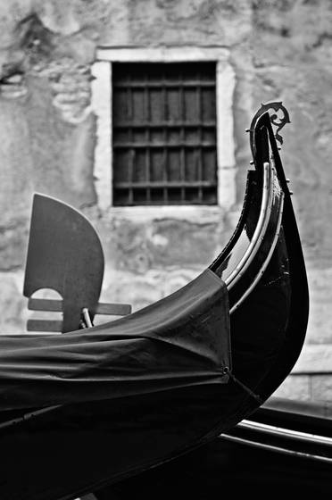 Gondolas_and_window