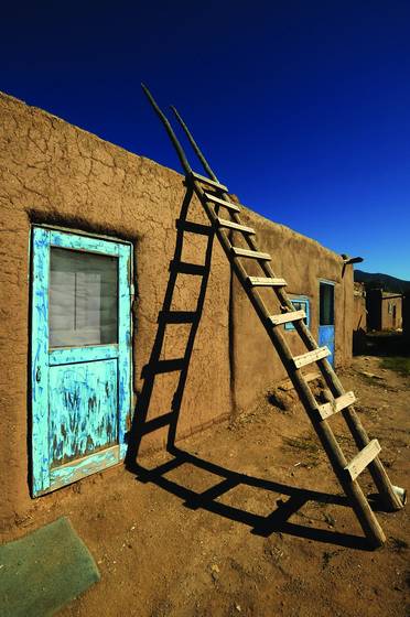 Blue_door_with_ladder