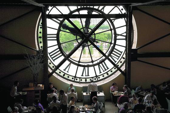Lunch_under_the_clock