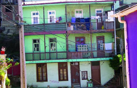 Leaning_house