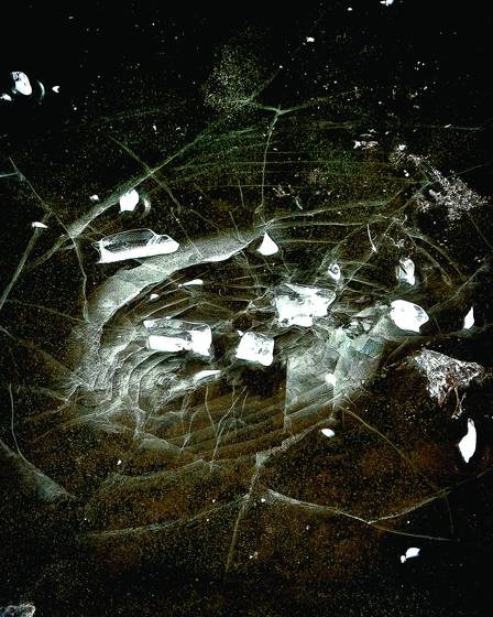 Ice_pond_crack