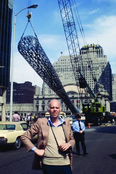 Claes_oldenburg_at_his_batcolumn