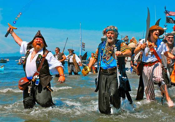 Alki_pirates_land
