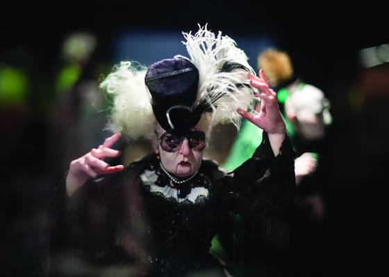 Woman_with_lace_mask