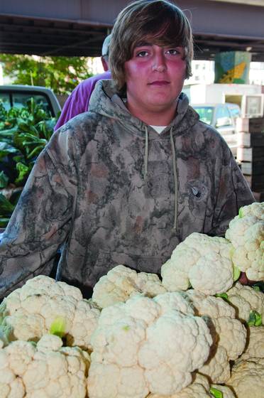 Faces_at_the_market_8