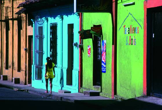 Girl_in_yellow