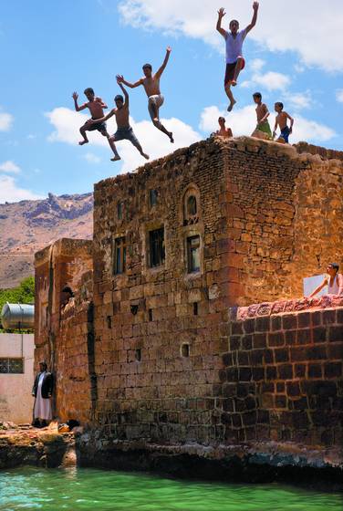 Four_boys_off_the_mosque