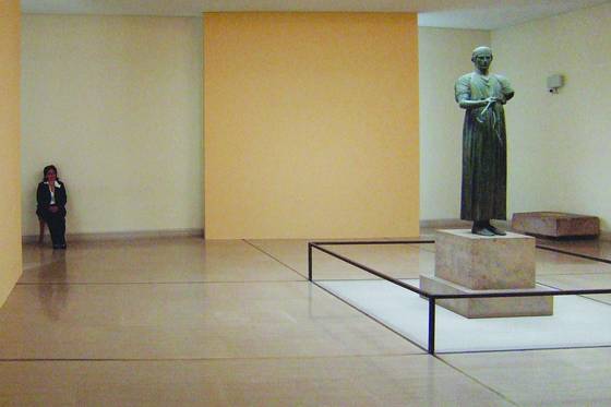 Woman_and_statue