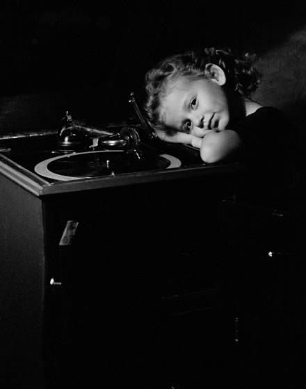 Jennifer_and_victrola