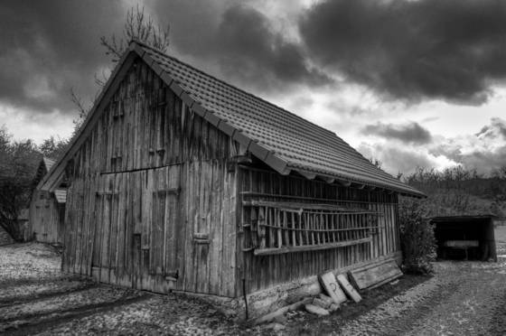 Old_weather-beaten_barn