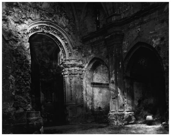 Old_church_in_ruins
