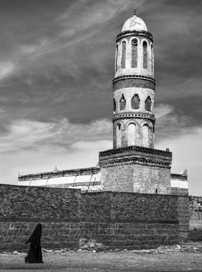 Hurrying_past_the_mosque