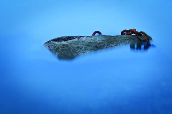 Gray_rock_-_blue_night