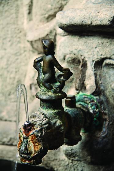Fountain_in_the_courtyard_of_the_cathedral_of_santa_eul_lia