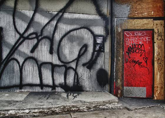 Graffiti_with_red_door