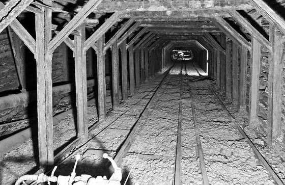 Rails_into_the_earth