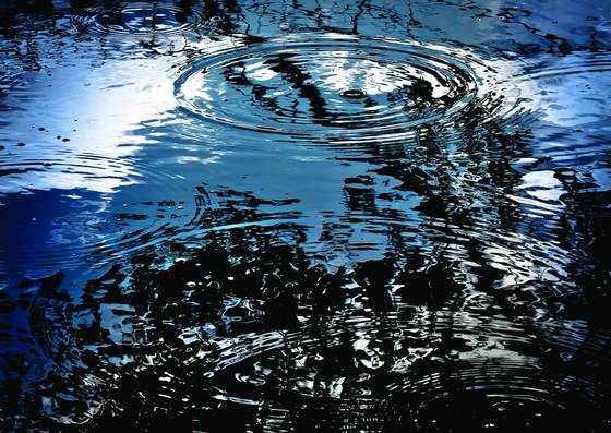 Light_rain_on_blue_pond