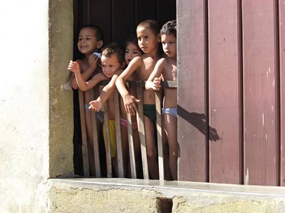 Children_in_doorway