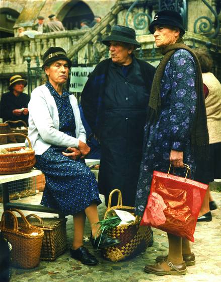 Chatting_in_the_market