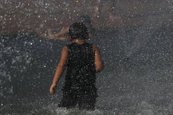 Boy_in_the_water_fountain
