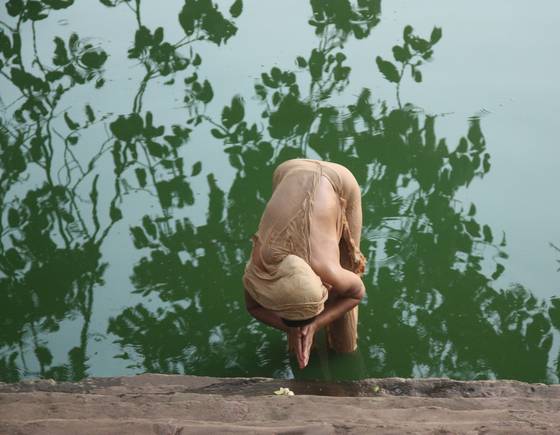 Woman_performing_puja
