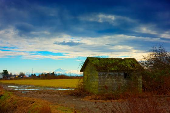 Shack_and_mountain