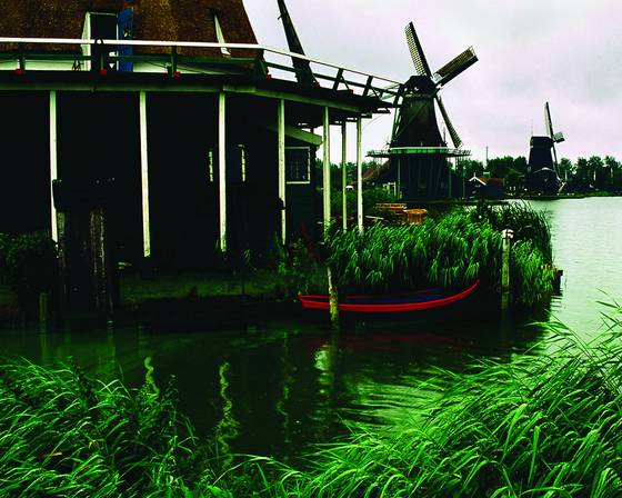 Red_trimmed_boat