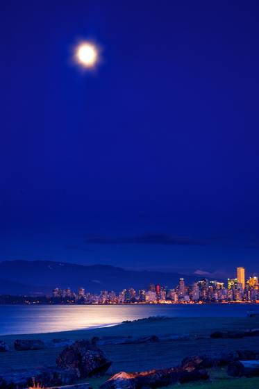 Moon_over_english_bay