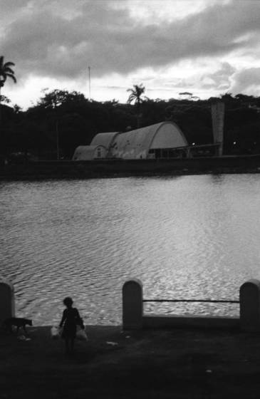 Homeless_child_at_pampulha