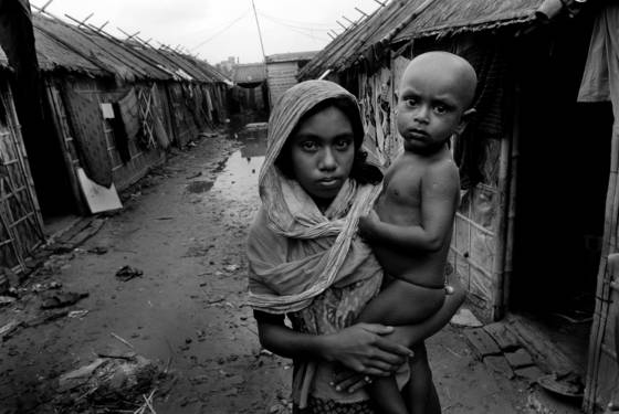 Children_in_flooded_zone