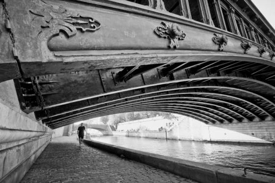 Running_along_the_seine