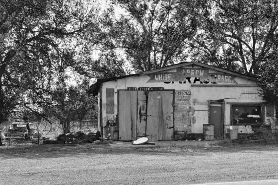 White_arrow_garage_on_route_66