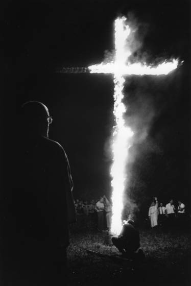Setting_fire_to_cross